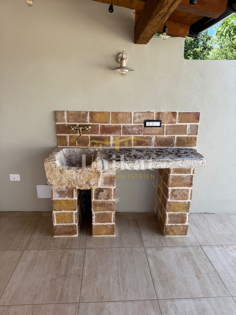 Casa in pietra ristrutturata con piscina